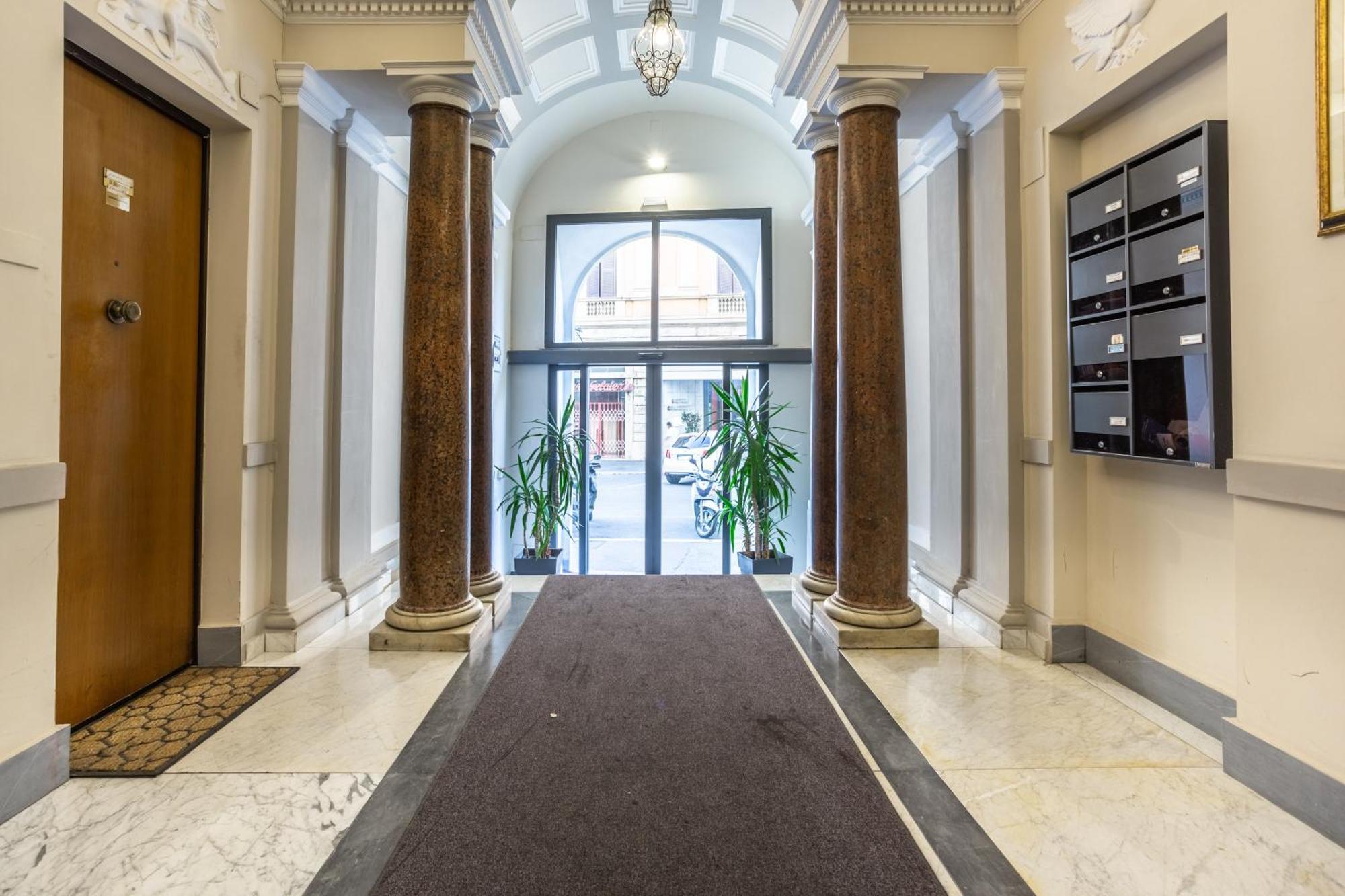 Luxury Inn Opera Рим Экстерьер фото
