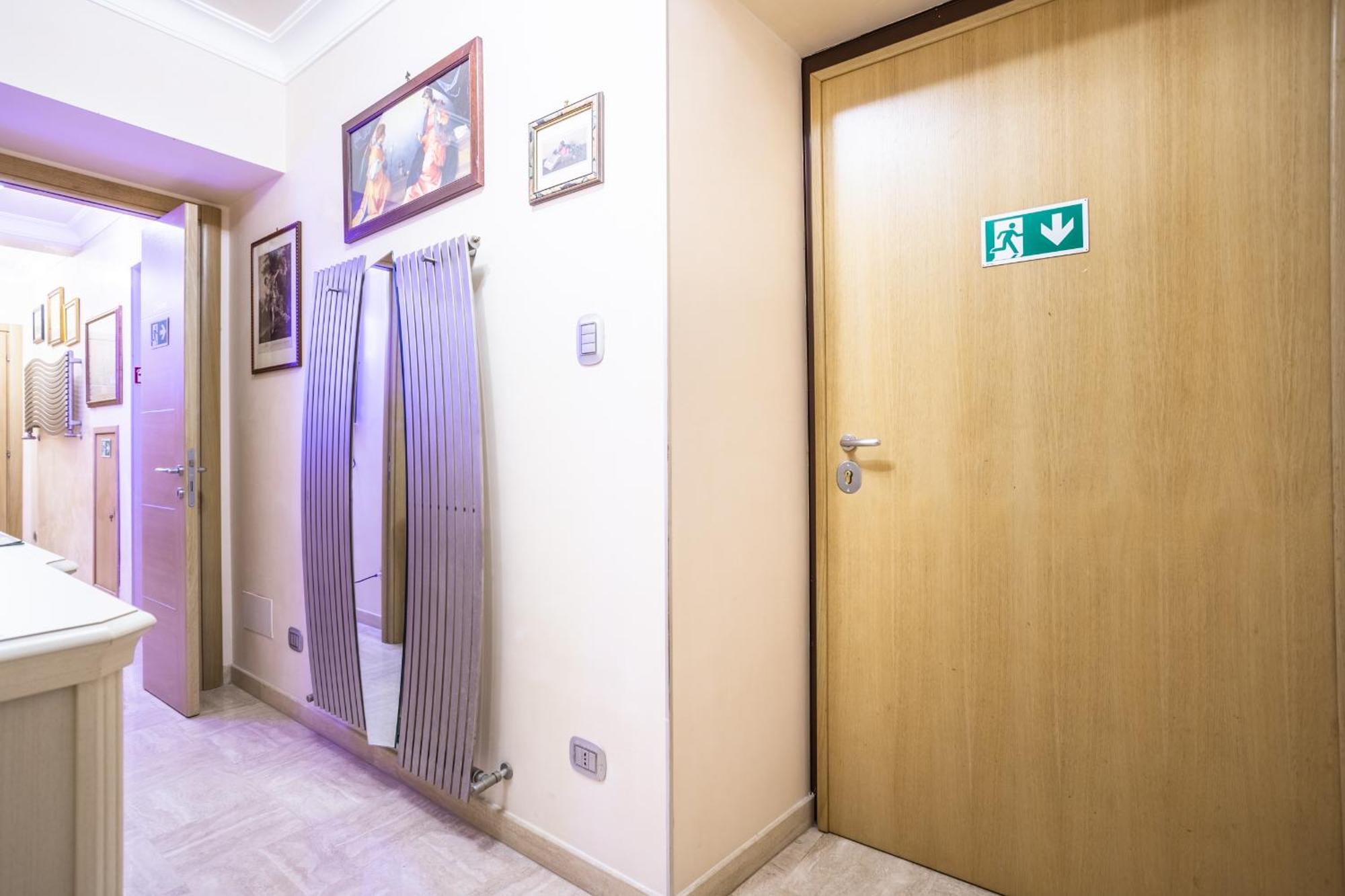 Luxury Inn Opera Рим Экстерьер фото