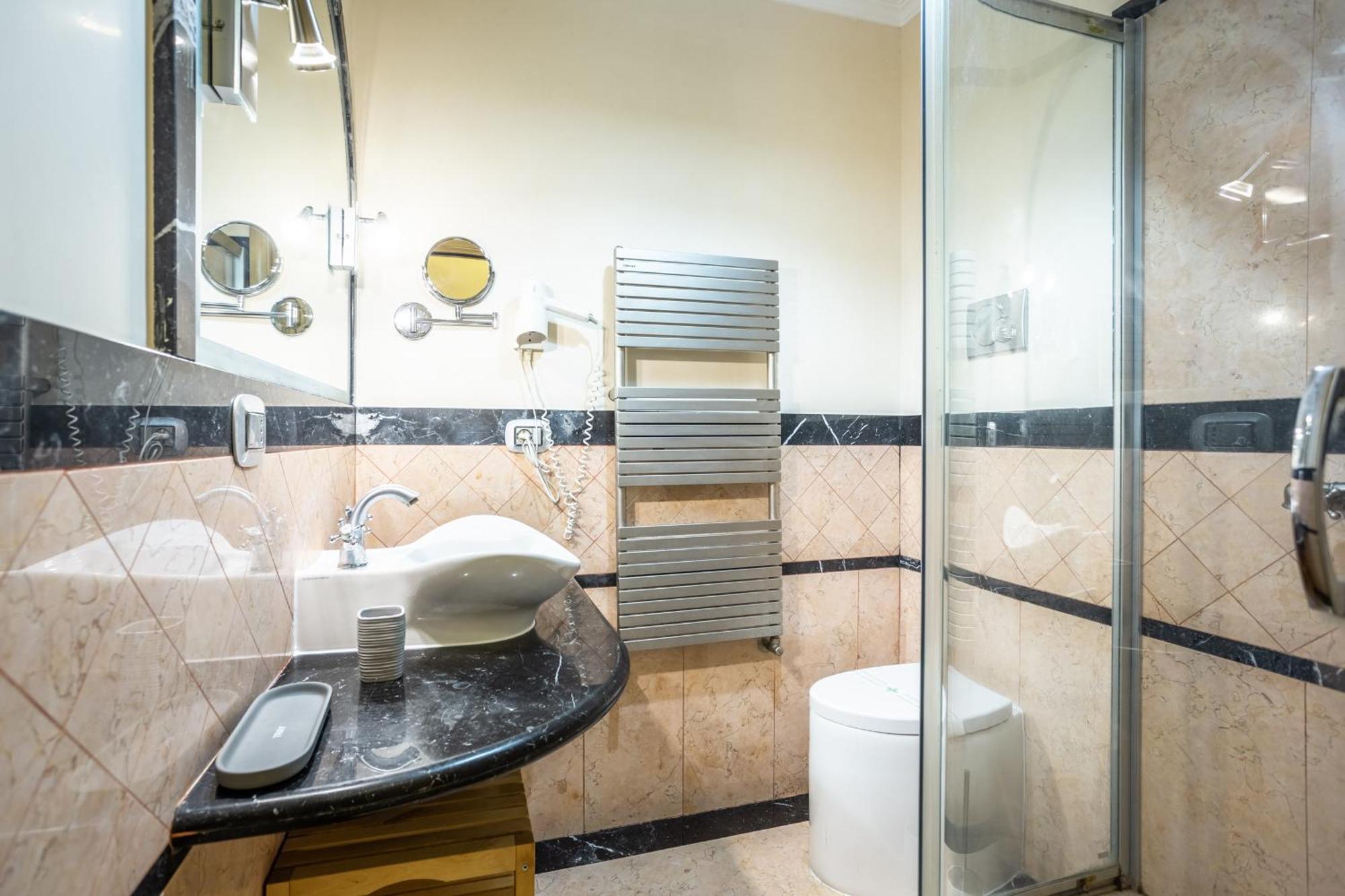 Luxury Inn Opera Рим Экстерьер фото