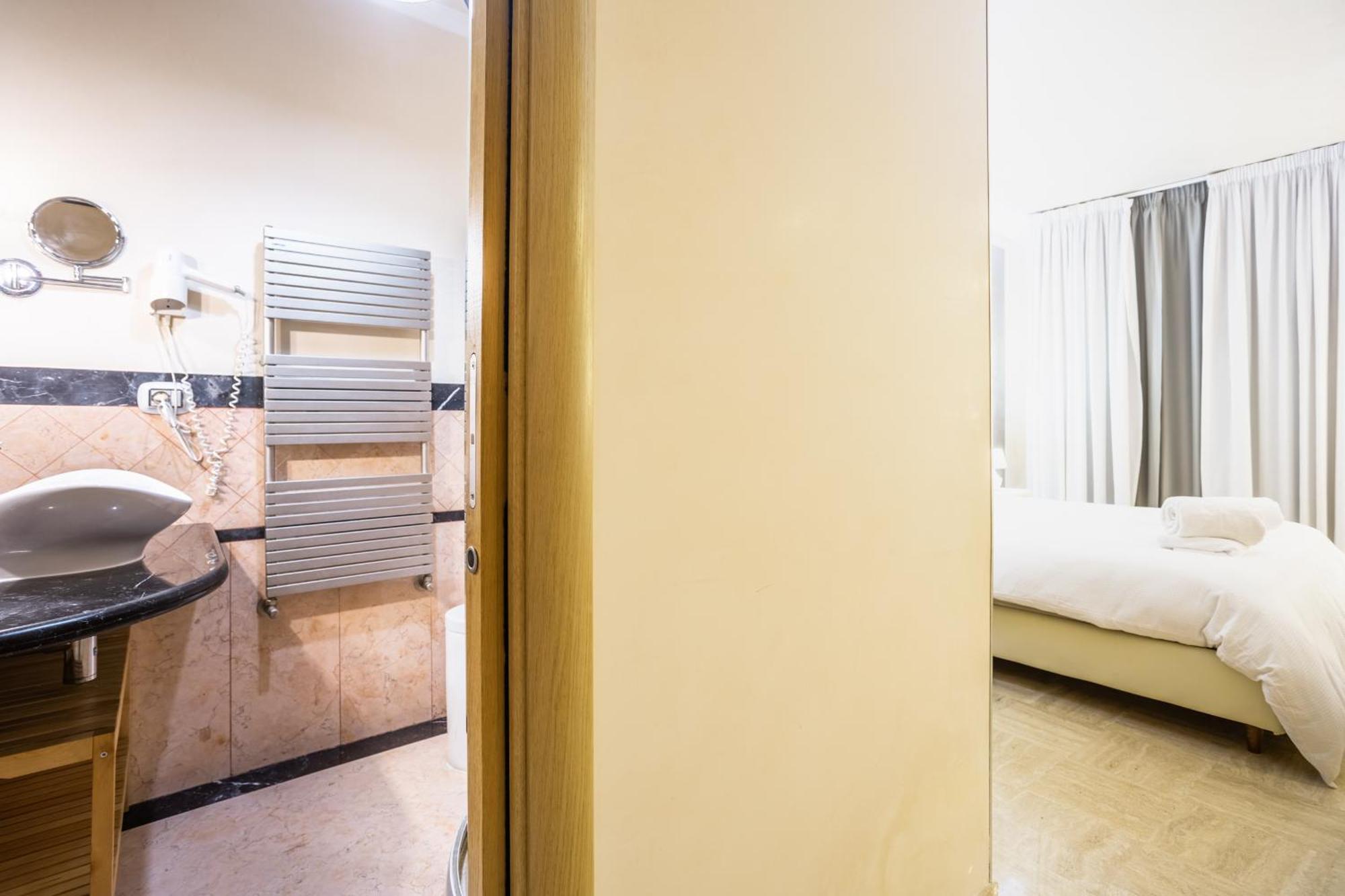 Luxury Inn Opera Рим Экстерьер фото