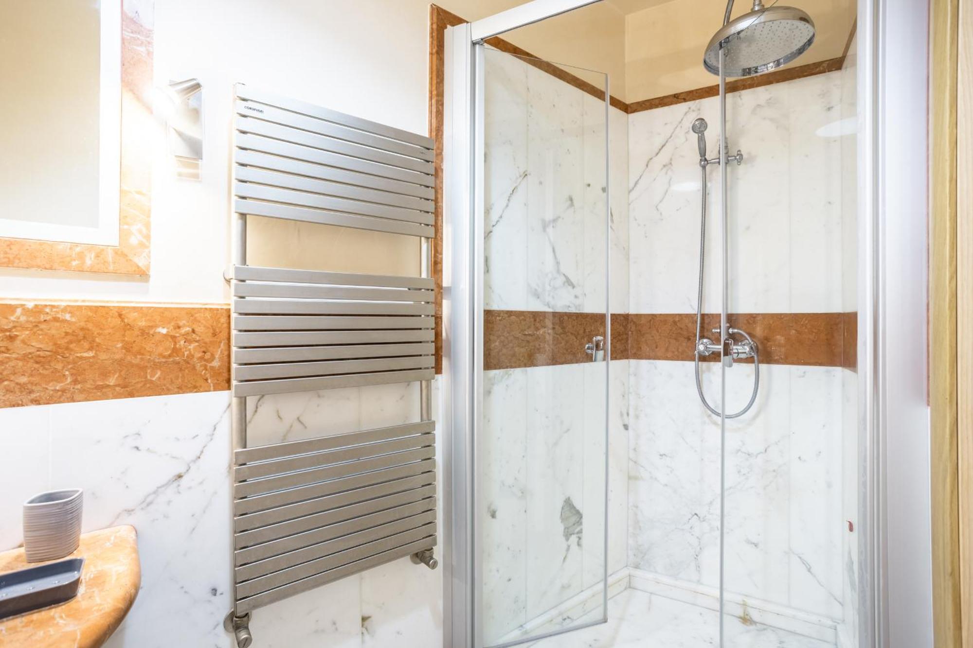 Luxury Inn Opera Рим Экстерьер фото